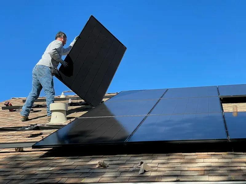 Painéis solares em telhado inclinado